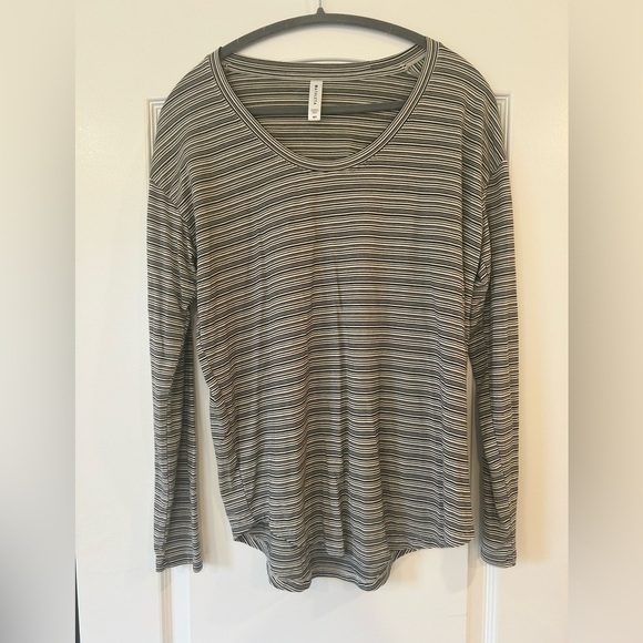 EUC Athleta Women’s Cloudlight Stratus Top - Picture 4 of 6